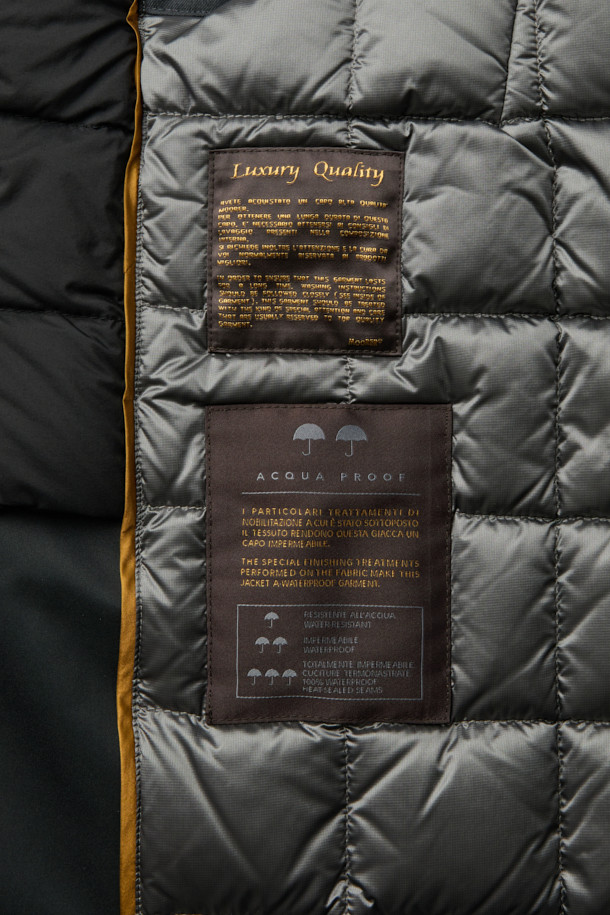 MOORER(무레르) 바네스 카라 퍼 헤비 다운은 겨울철 출근룩을 위한 클래식하고 미니멀한 스타일의 구스다운 점퍼입니다. 풍성한 퍼 카라가 돋보이며, 퀼팅 처리된 안감과 레귤러핏으로 제작되어 부드러운 촉감과 뛰어난 보온성을 제공합니다. 지퍼형 여밈 방식과 긴 소매 기장으로 편안함을 더했으며, 블랙 컬러의 무지 디자인으로 어떤 옷에도 쉽게 매치할 수 있습니다. 두꺼운 두께감의 헤비 다운으로 추운 날씨에도 따뜻하게 착용할 수 있습니다.
