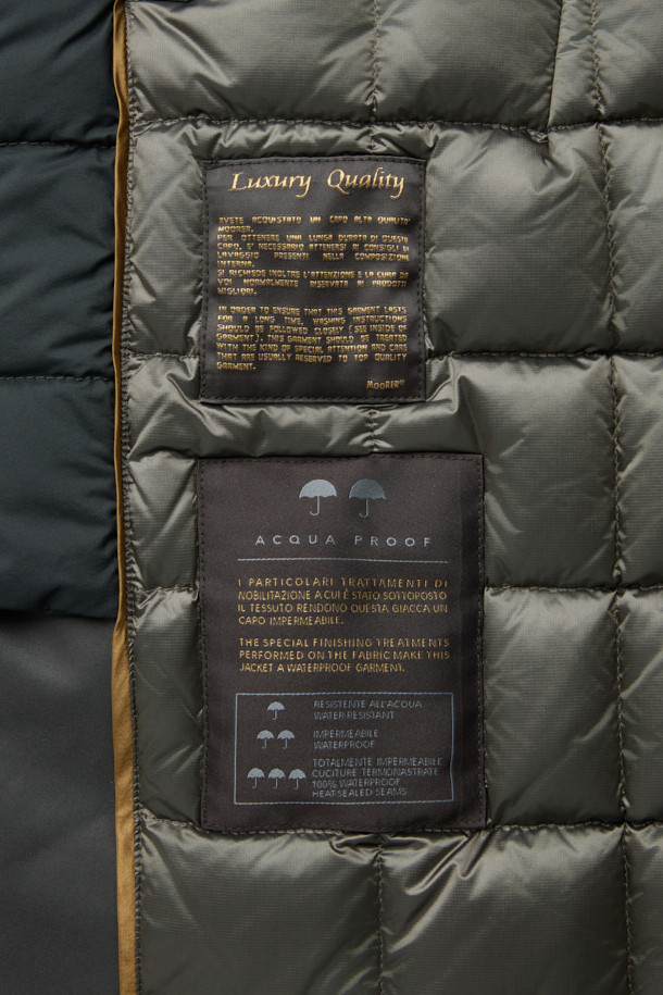 무어러 바네스 카라 퍼 헤비 다운은 겨울철 당신의 스타일을 책임질 헤비 구스다운 점퍼입니다. 블랙 컬러의 무지 디자인으로, 클래식하면서도 미니멀하고 시크한 스타일을 연출합니다. 레귤러핏과 레귤러 기장으로 편안한 착용감을 제공하며, 지퍼 여밈 방식으로 간편하게 입고 벗을 수 있습니다. 카라 퍼 디테일과 퀼팅 안감이 특징이며, 보온 기능을 갖춰 출근룩이나 연말 모임룩에 모두 잘 어울립니다. 부드러운 촉감의 구스다운 소재로 제작되어 뛰어난 보온성을 선사합니다.
