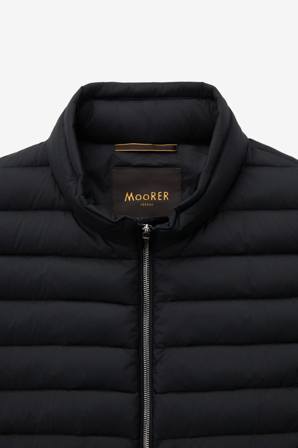 무레르(MOORER) 엘슨 3웨이 트렌치코트 다운은 남성용 아우터로, 클래식한 디자인과 뛰어난 보온성을 자랑합니다. 봄, 가을, 겨울 세 계절 모두 착용 가능하며, 일상 및 출근룩, 비즈니스 캐주얼, 모임룩 등 다양한 TPO에 활용할 수 있습니다. 롱 기장에 레귤러 핏으로 제작되었으며, 무지 패턴의 블랙 컬러로 시크하고 미니멀한 스타일을 연출합니다. 3웨이 디자인으로 분리형 이너와 다운 충전재를 사용하여 보온성을 극대화했으며, 버튼 여밈 방식과 긴 소매 기장으로 세련된 마무리를 더했습니다.
