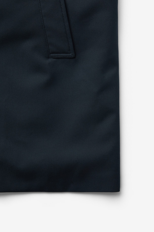 무레(MOORER) 엘슨 3웨이 트렌치코트 다운 네이비는 가을과 겨울, 출근룩과 비즈니스 캐주얼에 적합한 남성용 아우터입니다. 클래식하고 미니멀한 스타일의 이 트렌치코트는 레귤러 핏에 레귤러 기장으로, 무지 패턴의 네이비 컬러가 특징입니다. 버튼 여밈 방식과 긴 소매 디자인에, 탈부착 가능한 이너와 구스다운 충전재를 사용하여 보온성과 경량성을 동시에 갖췄습니다. 3웨이 디자인으로 다양한 스타일 연출이 가능하며, 일상에서 폭넓게 활용할 수 있습니다. 나일론 소재로 제작되어 튼튼하며, 세련된 디자인으로 완성도를 높였습니다.
