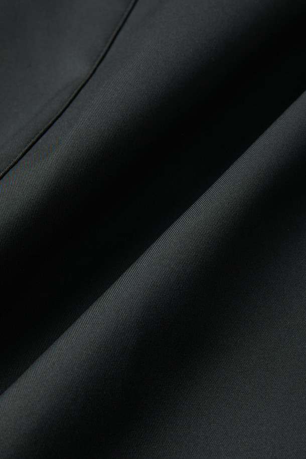 MOORER(무레르) 바네스 카라 퍼 헤비 다운은 겨울철 출근룩을 위한 클래식하고 미니멀한 스타일의 구스다운 점퍼입니다. 풍성한 퍼 카라가 돋보이며, 퀼팅 처리된 안감과 레귤러핏으로 제작되어 부드러운 촉감과 뛰어난 보온성을 제공합니다. 지퍼형 여밈 방식과 긴 소매 기장으로 편안함을 더했으며, 블랙 컬러의 무지 디자인으로 어떤 옷에도 쉽게 매치할 수 있습니다. 두꺼운 두께감의 헤비 다운으로 추운 날씨에도 따뜻하게 착용할 수 있습니다.
