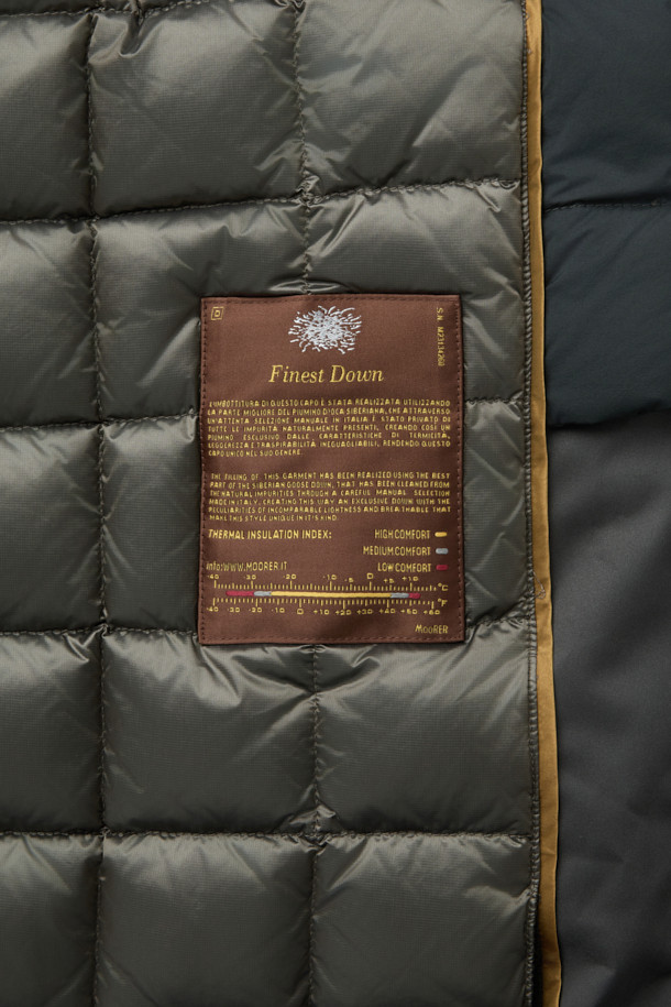 무어러 바네스 카라 퍼 헤비 다운은 겨울철 당신의 스타일을 책임질 헤비 구스다운 점퍼입니다. 블랙 컬러의 무지 디자인으로, 클래식하면서도 미니멀하고 시크한 스타일을 연출합니다. 레귤러핏과 레귤러 기장으로 편안한 착용감을 제공하며, 지퍼 여밈 방식으로 간편하게 입고 벗을 수 있습니다. 카라 퍼 디테일과 퀼팅 안감이 특징이며, 보온 기능을 갖춰 출근룩이나 연말 모임룩에 모두 잘 어울립니다. 부드러운 촉감의 구스다운 소재로 제작되어 뛰어난 보온성을 선사합니다.
