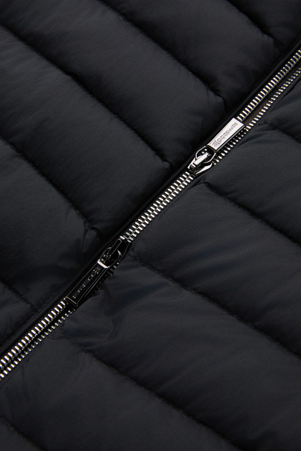 무레르(MOORER) 엘슨 3웨이 트렌치코트 다운은 남성용 아우터로, 클래식한 디자인과 뛰어난 보온성을 자랑합니다. 봄, 가을, 겨울 세 계절 모두 착용 가능하며, 일상 및 출근룩, 비즈니스 캐주얼, 모임룩 등 다양한 TPO에 활용할 수 있습니다. 롱 기장에 레귤러 핏으로 제작되었으며, 무지 패턴의 블랙 컬러로 시크하고 미니멀한 스타일을 연출합니다. 3웨이 디자인으로 분리형 이너와 다운 충전재를 사용하여 보온성을 극대화했으며, 버튼 여밈 방식과 긴 소매 기장으로 세련된 마무리를 더했습니다.
