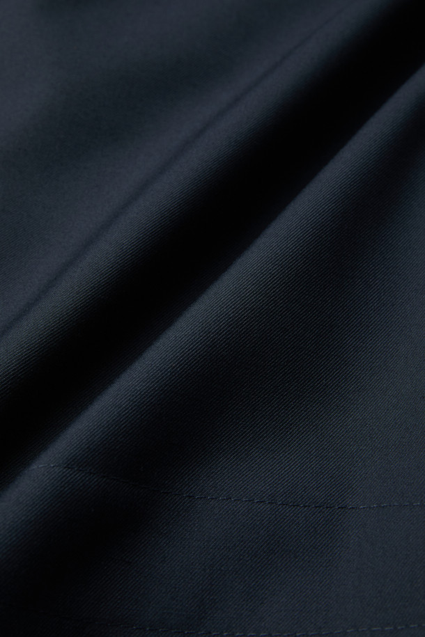 무레(MOORER) 엘슨 3웨이 트렌치코트 다운 네이비는 가을과 겨울, 출근룩과 비즈니스 캐주얼에 적합한 남성용 아우터입니다. 클래식하고 미니멀한 스타일의 이 트렌치코트는 레귤러 핏에 레귤러 기장으로, 무지 패턴의 네이비 컬러가 특징입니다. 버튼 여밈 방식과 긴 소매 디자인에, 탈부착 가능한 이너와 구스다운 충전재를 사용하여 보온성과 경량성을 동시에 갖췄습니다. 3웨이 디자인으로 다양한 스타일 연출이 가능하며, 일상에서 폭넓게 활용할 수 있습니다. 나일론 소재로 제작되어 튼튼하며, 세련된 디자인으로 완성도를 높였습니다.
