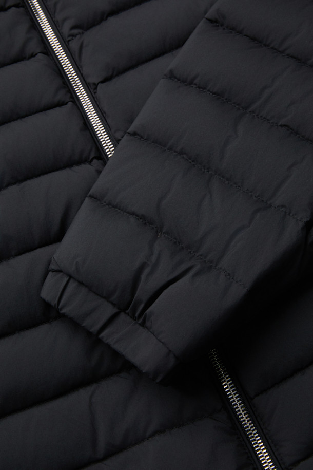 무레르(MOORER) 엘슨 3웨이 트렌치코트 다운은 남성용 아우터로, 클래식한 디자인과 뛰어난 보온성을 자랑합니다. 봄, 가을, 겨울 세 계절 모두 착용 가능하며, 일상 및 출근룩, 비즈니스 캐주얼, 모임룩 등 다양한 TPO에 활용할 수 있습니다. 롱 기장에 레귤러 핏으로 제작되었으며, 무지 패턴의 블랙 컬러로 시크하고 미니멀한 스타일을 연출합니다. 3웨이 디자인으로 분리형 이너와 다운 충전재를 사용하여 보온성을 극대화했으며, 버튼 여밈 방식과 긴 소매 기장으로 세련된 마무리를 더했습니다.
