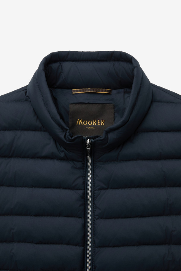 무레(MOORER) 엘슨 3웨이 트렌치코트 다운 네이비는 가을과 겨울, 출근룩과 비즈니스 캐주얼에 적합한 남성용 아우터입니다. 클래식하고 미니멀한 스타일의 이 트렌치코트는 레귤러 핏에 레귤러 기장으로, 무지 패턴의 네이비 컬러가 특징입니다. 버튼 여밈 방식과 긴 소매 디자인에, 탈부착 가능한 이너와 구스다운 충전재를 사용하여 보온성과 경량성을 동시에 갖췄습니다. 3웨이 디자인으로 다양한 스타일 연출이 가능하며, 일상에서 폭넓게 활용할 수 있습니다. 나일론 소재로 제작되어 튼튼하며, 세련된 디자인으로 완성도를 높였습니다.
