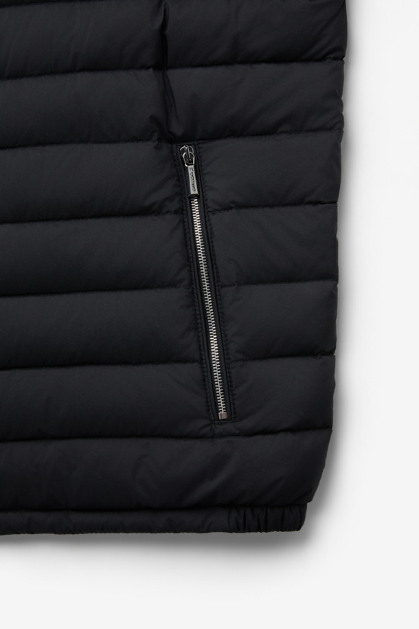 무레르(MOORER) 엘슨 3웨이 트렌치코트 다운은 남성용 아우터로, 클래식한 디자인과 뛰어난 보온성을 자랑합니다. 봄, 가을, 겨울 세 계절 모두 착용 가능하며, 일상 및 출근룩, 비즈니스 캐주얼, 모임룩 등 다양한 TPO에 활용할 수 있습니다. 롱 기장에 레귤러 핏으로 제작되었으며, 무지 패턴의 블랙 컬러로 시크하고 미니멀한 스타일을 연출합니다. 3웨이 디자인으로 분리형 이너와 다운 충전재를 사용하여 보온성을 극대화했으며, 버튼 여밈 방식과 긴 소매 기장으로 세련된 마무리를 더했습니다.
