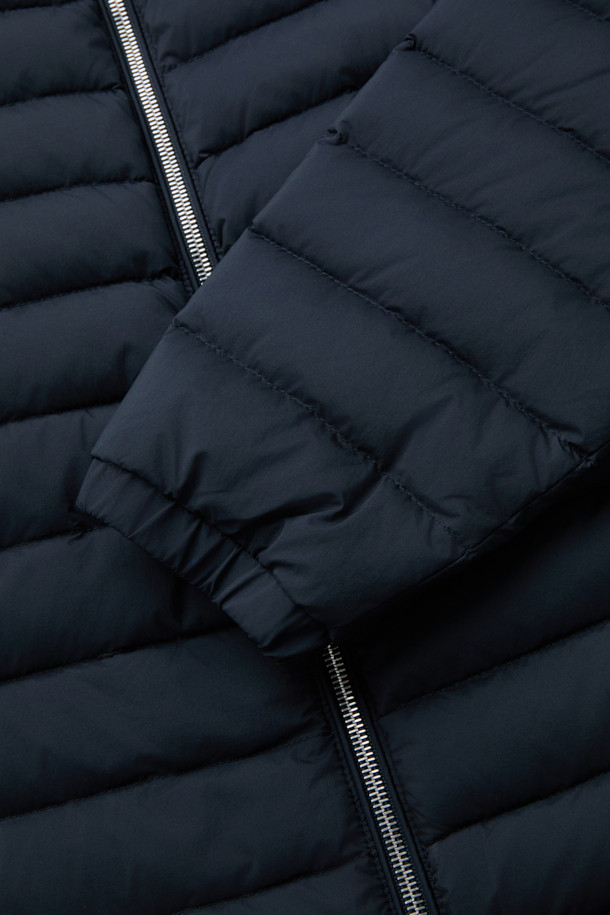 무레(MOORER) 엘슨 3웨이 트렌치코트 다운 네이비는 가을과 겨울, 출근룩과 비즈니스 캐주얼에 적합한 남성용 아우터입니다. 클래식하고 미니멀한 스타일의 이 트렌치코트는 레귤러 핏에 레귤러 기장으로, 무지 패턴의 네이비 컬러가 특징입니다. 버튼 여밈 방식과 긴 소매 디자인에, 탈부착 가능한 이너와 구스다운 충전재를 사용하여 보온성과 경량성을 동시에 갖췄습니다. 3웨이 디자인으로 다양한 스타일 연출이 가능하며, 일상에서 폭넓게 활용할 수 있습니다. 나일론 소재로 제작되어 튼튼하며, 세련된 디자인으로 완성도를 높였습니다.
