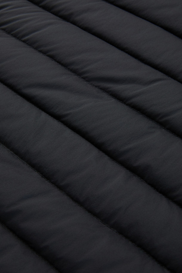 무레르(MOORER) 엘슨 3웨이 트렌치코트 다운은 남성용 아우터로, 클래식한 디자인과 뛰어난 보온성을 자랑합니다. 봄, 가을, 겨울 세 계절 모두 착용 가능하며, 일상 및 출근룩, 비즈니스 캐주얼, 모임룩 등 다양한 TPO에 활용할 수 있습니다. 롱 기장에 레귤러 핏으로 제작되었으며, 무지 패턴의 블랙 컬러로 시크하고 미니멀한 스타일을 연출합니다. 3웨이 디자인으로 분리형 이너와 다운 충전재를 사용하여 보온성을 극대화했으며, 버튼 여밈 방식과 긴 소매 기장으로 세련된 마무리를 더했습니다.
