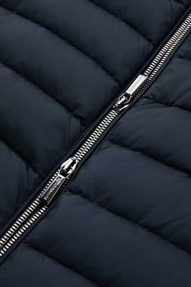 무레(MOORER) 엘슨 3웨이 트렌치코트 다운 네이비는 가을과 겨울, 출근룩과 비즈니스 캐주얼에 적합한 남성용 아우터입니다. 클래식하고 미니멀한 스타일의 이 트렌치코트는 레귤러 핏에 레귤러 기장으로, 무지 패턴의 네이비 컬러가 특징입니다. 버튼 여밈 방식과 긴 소매 디자인에, 탈부착 가능한 이너와 구스다운 충전재를 사용하여 보온성과 경량성을 동시에 갖췄습니다. 3웨이 디자인으로 다양한 스타일 연출이 가능하며, 일상에서 폭넓게 활용할 수 있습니다. 나일론 소재로 제작되어 튼튼하며, 세련된 디자인으로 완성도를 높였습니다.
