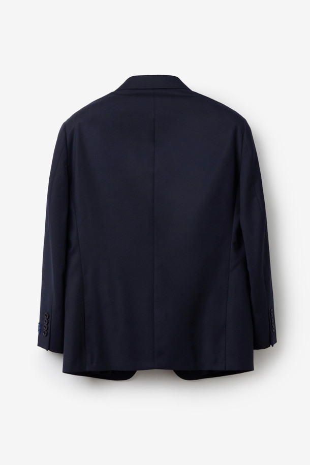 국내 울 조직감 수트 재킷 (Navy)는 오피스룩, 출근룩, 비즈니스 캐주얼에 적합한 남성용 수트 재킷입니다. 클래식하고 미니멀한 스타일을 추구하는 남성을 위해 디자인되었으며, 봄, 가을, 겨울 세 계절 모두 착용 가능합니다. 네이비 컬러의 무지 디자인에 조직감 있는 울 소재를 사용하여 고급스러움을 더했습니다. 레귤러 핏, 싱글 버튼 여밈, 긴 소매 기장으로 제작되었으며, 중간 두께감과 부드러운 촉감이 특징입니다. 정장 스타일의 재킷으로, 톤온톤 네이비 컬러가 세련된 인상을 줍니다.
