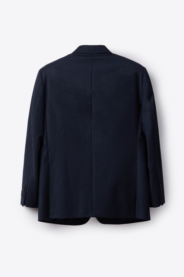 세련된 남성분들을 위한 국내 울 멜란지 수트 재킷 (Navy)입니다. 고급스러운 울 소재로 제작되어 부드러운 촉감과 뛰어난 착용감을 선사합니다. 클래식하고 포멀한 디자인으로, 오피스룩, 비즈니스 캐주얼, 출근룩 등 다양한 TPO에 활용 가능합니다. 레귤러핏 싱글버튼 스타일로, 미니멀하면서도 세련된 분위기를 연출합니다. 멜란지 원단 특유의 은은한 멋이 돋보이는 네이비 컬러의 정장 재킷입니다.
