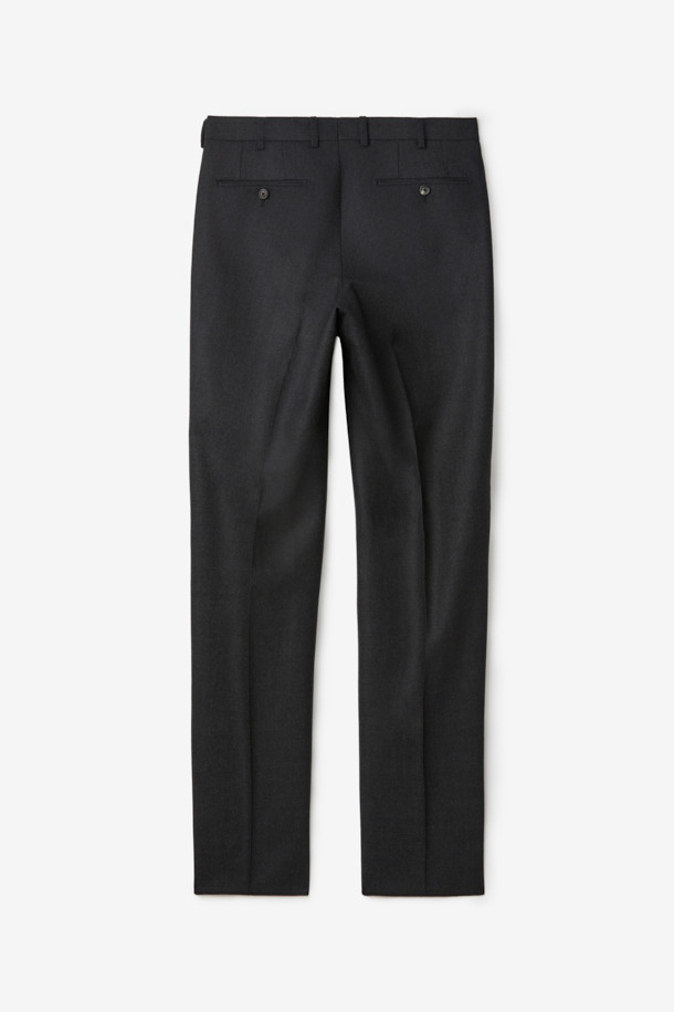 영국 JOHN CAVENDISH(존 카벤디시) 브랜드의 카벤디쉬 울 쉐도우체크 팬츠 (Gray)입니다. 가을과 겨울에 어울리는 포멀하고 클래식한 스타일의 남성 정장 바지입니다. 쉐도우 체크 패턴과 레귤러핏으로 제작되어 세련된 실루엣을 연출합니다. 울 소재 특유의 고급스러운 촉감과 드레이프성, 형태 안정성이 특징입니다. 오피스룩, 출근룩, 모임룩 등 다양한 TPO에 활용할 수 있는 미니멀한 디자인입니다.
