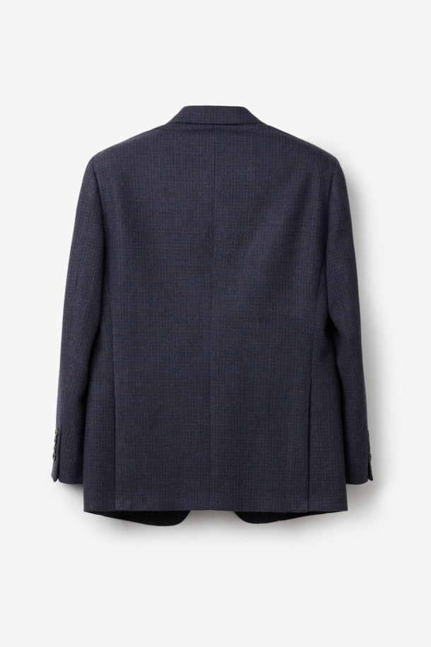 가을, 겨울 시즌에 어울리는 남성용 울 마이크로 체크 재킷입니다. 브라운, 네이비 두 가지 색상으로 출시되었으며, 클래식하고 포멀한 스타일을 연출하기 좋습니다. 싱글 버튼 디자인과 레귤러 핏으로 제작되어 편안한 착용감을 선사합니다. 톤다운된 컬러 조합과 마이크로 체크 패턴이 세련된 느낌을 더하며, 오피스룩, 비즈니스 캐주얼, 모임룩 등 다양한 TPO에 활용 가능합니다. 울 소재 특유의 두께감으로 따뜻함을 유지하며, 미니멀한 스타일을 선호하는 남성분들께 추천합니다.
