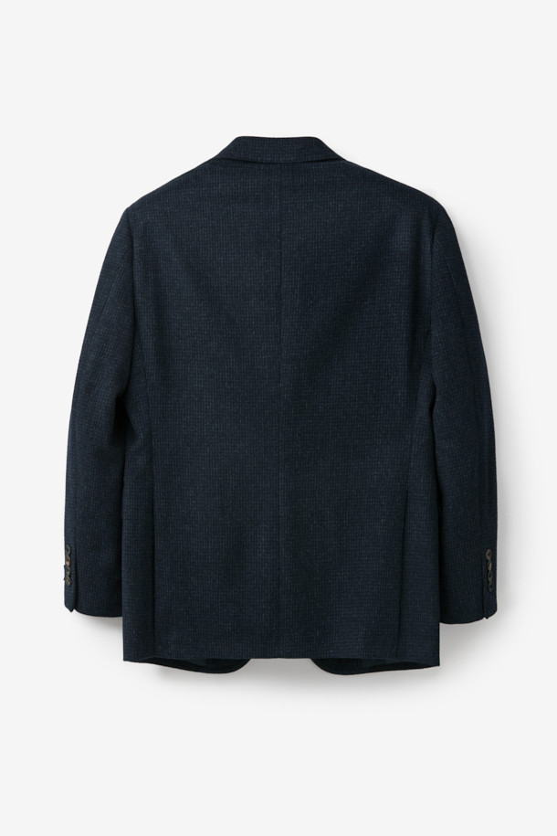 세련되고 차분한 분위기의 남성용 울 마이크로 솔리드 재킷입니다. 겨울철 보온성을 높여주는 두꺼운 두께감과 긴 소매 기장이 특징입니다. 일상, 출근룩, 비즈니스 캐주얼, 모임룩 등 다양한 TPO에 활용 가능하며, 클래식, 미니멀, 시크 스타일을 연출하기 좋습니다. 마이크로 패턴이 은은하게 돋보이는 네이비 컬러의 레귤러핏 싱글버튼 재킷으로, 당신의 겨울 스타일을 더욱 돋보이게 해줄 것입니다.
