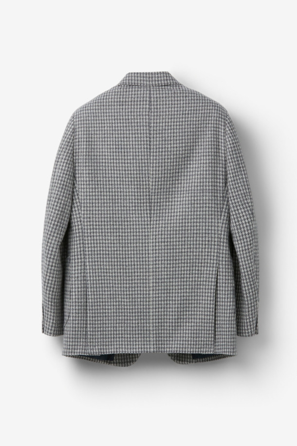 세련된 남성분들을 위한 울 혼방 하운드투스 재킷입니다. 클래식한 무드의 그레이 컬러, 레귤러 핏으로 제작되어 오피스룩, 비즈니스 캐주얼, 모임룩 등 다양한 TPO에 활용하기 좋습니다. 고급스러운 울과 알파카 혼방 소재로 제작되어 겨울철에도 따뜻하게 착용할 수 있으며, 두꺼운 두께감으로 보온성을 높였습니다. 톤온톤 하운드투스 패턴과 싱글 버튼 여밈 방식으로 미니멀하면서도 세련된 스타일을 연출합니다.
