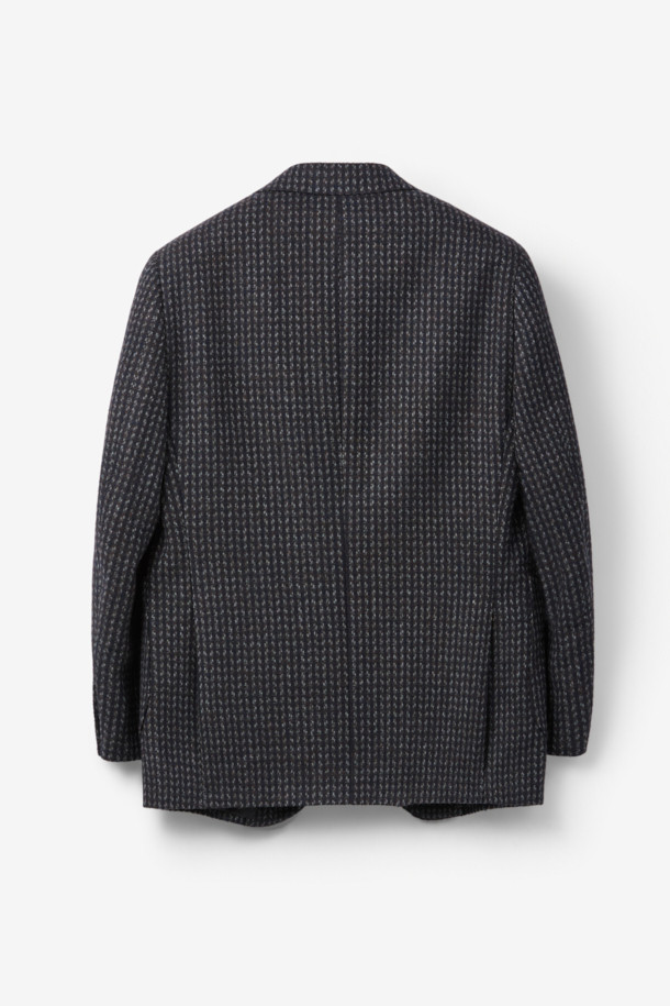 **울 혼방 하운드투스 자켓**은 가을과 겨울, 당신의 품격을 높여줄 클래식한 스타일의 아우터입니다. 그레이, 네이비, 브라운 세 가지 색상으로 만나볼 수 있으며, 울과 알파카 혼방 소재로 제작되어 두꺼운 두께감과 고급스러운 촉감을 선사합니다. 하운드투스 패턴이 돋보이는 레귤러핏의 싱글버튼 재킷으로, 오피스룩, 비즈니스 캐주얼, 모임룩 등 다양한 TPO에 활용 가능합니다. 미니멀하면서도 세련된 디자인으로 어떤 옷차림에도 잘 어울려 데일리 아이템으로 활용하기 좋습니다. 긴 소매 기장으로 따뜻함과 스타일을 동시에 잡아보세요.
