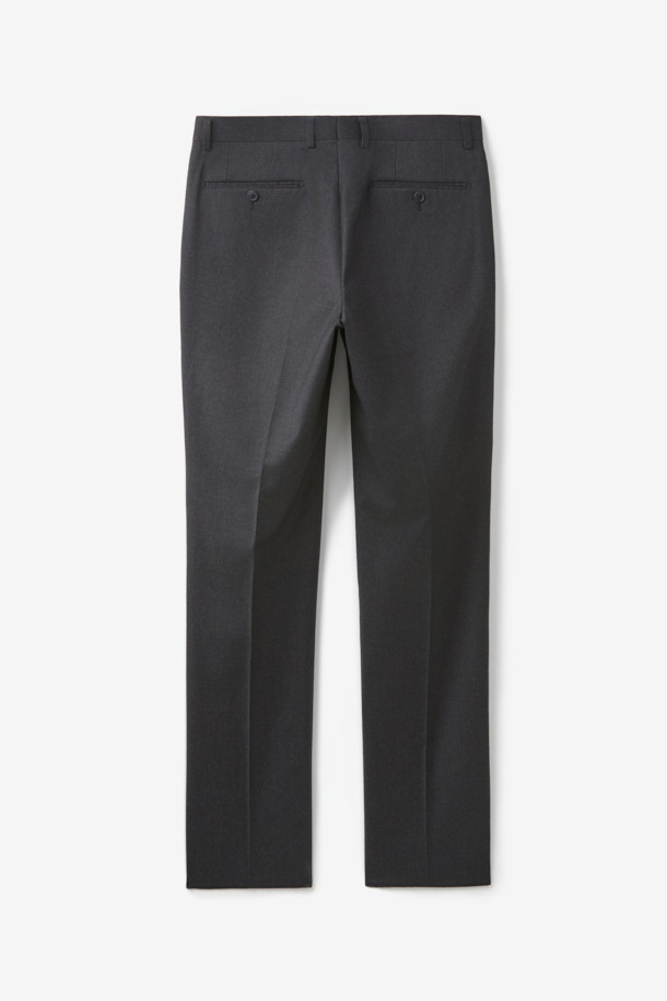 레다 울 솔리드 슬랙스는 남성분들을 위한 가을, 겨울용 슬림핏 슬랙스입니다. 고급스러운 울 소재로 제작되어 부드러운 촉감과 편안한 착용감을 선사합니다. 네이비 색상의 무지 디자인으로 클래식하고 베이직한 스타일을 연출하며, 오피스룩, 비즈니스 캐주얼, 모임룩 등 다양한 TPO에 활용 가능합니다. 스트레치 기능으로 활동성을 높였으며, 미니멀한 스타일을 즐기는 분들에게 적합합니다. 
