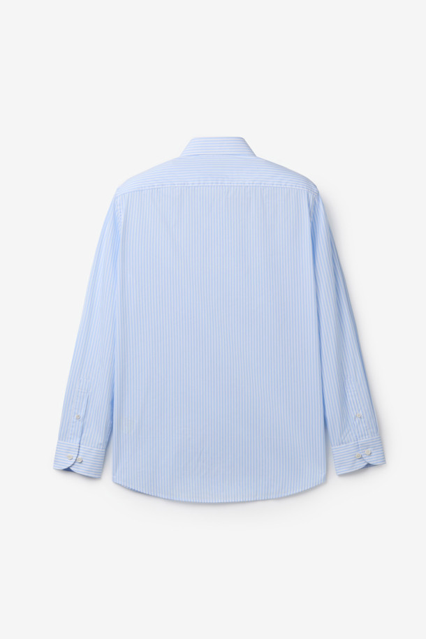 **스트라이프 와이드 칼라 드레스셔츠**는 남성용 드레스셔츠로, 블루와 화이트 컬러의 스트라이프 패턴이 특징입니다. 면 소재로 제작되어 부드러운 촉감을 선사하며, 레귤러핏과 얇은 두께로 편안하게 착용할 수 있습니다. 와이드 칼라 디자인이 돋보이며, 센터 풀 버튼, 칼라 심지 처리, 2버튼 소맷단, 롤업 기능 등 섬세한 디테일을 더했습니다. 일상 및 비즈니스룩에 모두 활용 가능하며, 오피스룩, 비즈니스 캐주얼, 출근룩 등 다양한 TPO에 적합합니다. 클래식하고 미니멀한 스타일을 추구하는 남성에게 제격입니다.
