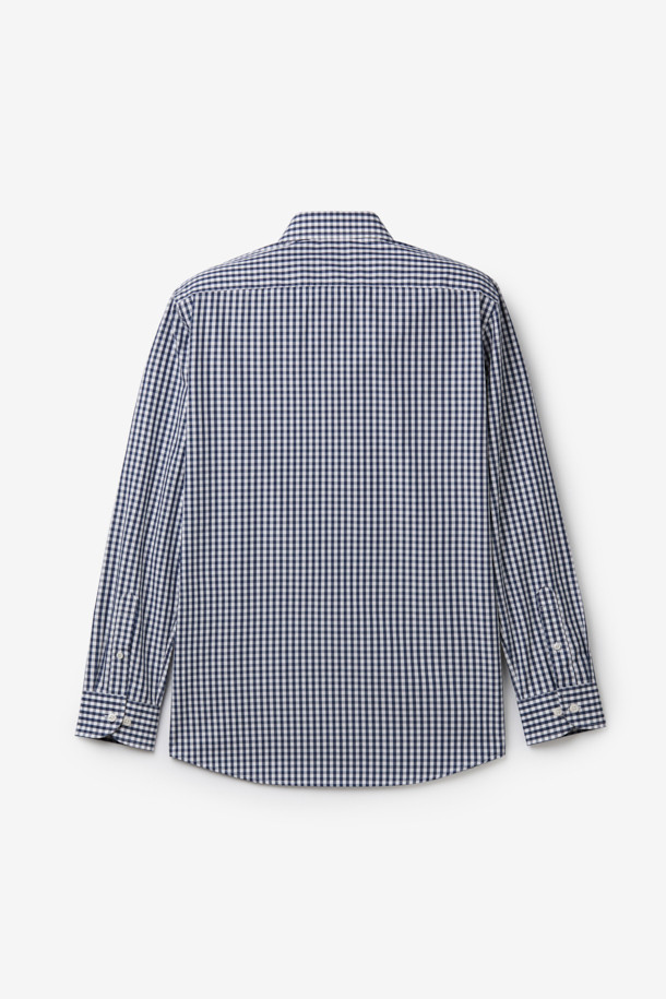 네이비와 화이트 컬러의 깅엄 체크 패턴이 돋보이는 남성용 드레스셔츠입니다. 봄, 여름, 가을 계절에 착용하기 좋으며, 레귤러핏으로 제작되어 편안한 착용감을 선사합니다. 와이드 칼라 디자인에 얇은 두께감으로 시원하게 입을 수 있으며, 롤업 가능한 긴 소매는 다양한 스타일 연출을 돕습니다. 센터 풀 버튼, 소맷단 2버튼, 칼라 심지 처리 디테일이 돋보이며, 오피스룩, 비즈니스 캐주얼, 모임룩 등 TPO에 맞춰 클래식하고 미니멀한 스타일을 연출하기 좋습니다. 면 소재로 제작되어 부드러운 촉감을 느낄 수 있습니다.
