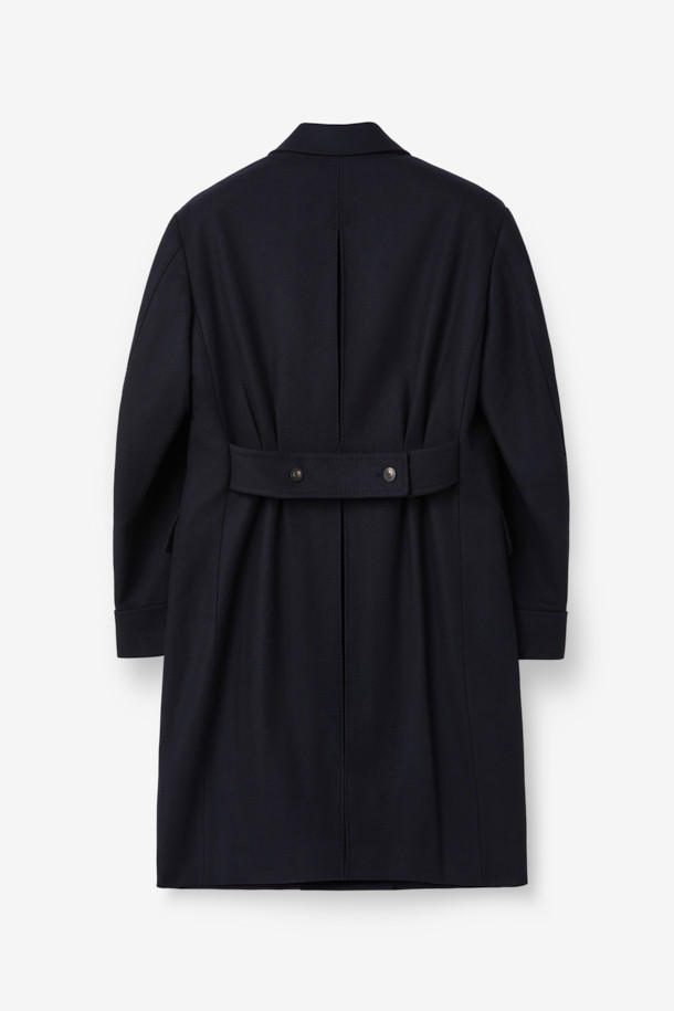 브래스키 울캐시 더블 폴로 코트는 남성 고객을 위해 디자인된, 클래식한 무드의 겨울, 가을용 아우터입니다. 블랙과 네이비 두 가지 색상으로 제공되며, 레귤러핏으로 제작되어 편안한 착용감을 선사합니다. 울과 캐시미어 혼방 소재로 부드러운 촉감과 두꺼운 두께감을 자랑하며, 더블 버튼 여밈 방식과 긴 소매, 커프스 디테일, 아웃포켓, 뒷중심 맞주름, 벤트 단추 트임 등의 특징을 갖추고 있습니다. 오피스룩, 비즈니스 캐주얼, 모임룩 등 다양한 TPO에 활용 가능하며, 미니멀하고 시크한 스타일을 연출하기 좋습니다.
