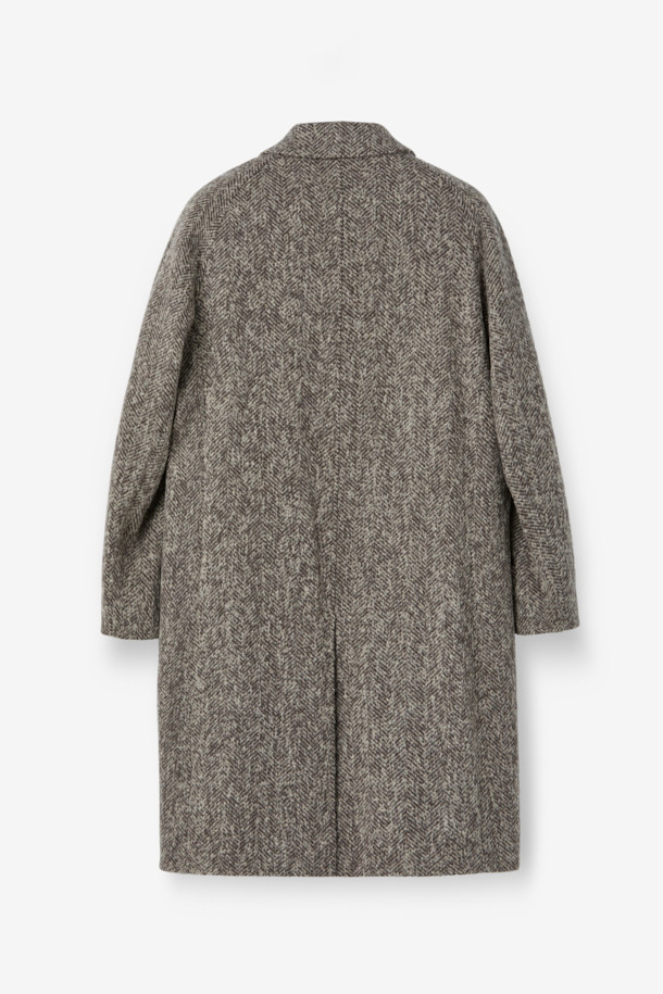 델피노 울알파카캐시 헤링본 발마칸 코트는 울, 알파카, 캐시미어의 고급 소재 혼방으로 제작되어 부드러운 촉감과 뛰어난 보온성을 자랑합니다. 클래식한 헤링본 패턴과 레귤러핏 디자인, 롱 기장으로 세련된 스타일을 연출하며, 가을/겨울 시즌 일상, 출근룩, 비즈니스 캐주얼, 모임룩 등 다양한 TPO에 활용 가능합니다. 레글런 소매 디테일과 싱글 버튼 여밈 방식으로 편안함과 활동성을 더했습니다. 시크하고 미니멀한 스타일을 선호하는 분들께 추천하는 발마칸 코트입니다.
