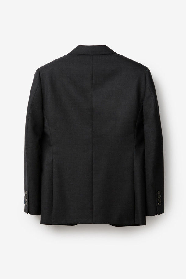 존 카벤디시 원단의 카벤디쉬 울 서지 솔리드 수트 재킷 (Gray)입니다. 윈저라인과 삭스킨 조직으로 제작되어 드레이프성과 형태 안정성이 우수하며, 슬림핏 디자인으로 모던한 스타일을 연출합니다. 고급스러운 울 (모) 소재로 제작되어 봄, 가을, 겨울 모두 착용 가능하며, 일상, 예복, 비즈니스 등 다양한 TPO에 활용할 수 있습니다. 무지(솔리드) 패턴에 싱글 버튼 여밈 방식으로 클래식하고 포멀한 분위기를 더합니다. 탄탄한 촉감과 긴 소매 기장으로 세련된 룩을 완성해보세요.
