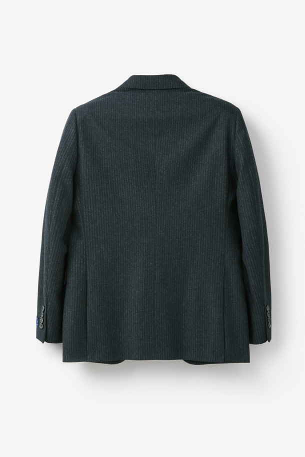 레다 울스트레치 밀드 스트라이프 수트 재킷 (Gray)은 남성용 수트 재킷으로, 포멀 및 비즈니스 스타일을 위한 완벽한 선택입니다. 겨울 시즌에 어울리는 두꺼운 두께감과 부드러운 촉감의 울, 폴리우레탄 혼방 소재로 제작되어 편안함과 보온성을 제공합니다. 클래식하고 미니멀한 디자인에 스트라이프 패턴이 들어가 세련된 분위기를 더하며, 라펠 폭 8.5cm, 싱글 버튼 여밈 방식으로 세련된 핏을 연출합니다. 도버라인 코트 타입에 레귤러핏으로 제작되었으며, 스트레치 기능이 있어 활동성을 보장합니다. 오피스룩, 비즈니스 캐주얼, 출근룩 등 다양한 TPO에 활용 가능합니다.
