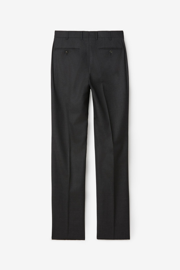 카벤디쉬 울 서지 솔리드 수트 팬츠 (Gray)는 클래식하고 미니멀한 스타일을 추구하는 남성을 위한 포멀한 정장 바지입니다. 사계절 착용 가능하며, 오피스룩, 비즈니스 캐주얼, 모임룩 등 다양한 TPO에 적합합니다. 고급 울 소재로 제작되어 드레이프성과 형태 안정성이 뛰어나며, 슬림핏 디자인으로 세련된 핏을 연출합니다. 그레이 컬러의 무지 솔리드 패턴으로 어떤 상의와도 매치하기 용이합니다. 밴딩이 없는 디자인으로 깔끔하고 포멀한 분위기를 더합니다.
