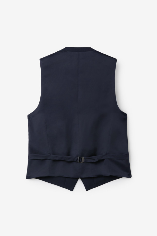 카벤디쉬 울 서지 솔리드 베스트 (Navy)는 남성 정장을 위한 모던하고 미니멀한 디자인의 포멀 베스트입니다. 사계절 착용 가능하며, 슬림핏 V넥으로 제작되어 세련된 실루엣을 연출합니다. 부드러운 촉감의 울 소재와 큐프라 안감, 싱글 버튼 여밈 방식이 특징이며, 뒷면 버클 장식으로 핏 조절이 가능합니다. 오피스룩, 비즈니스 캐주얼, 모임룩 등 다양한 TPO에 클래식, 미니멀, 시크 스타일로 활용하기 좋습니다.
