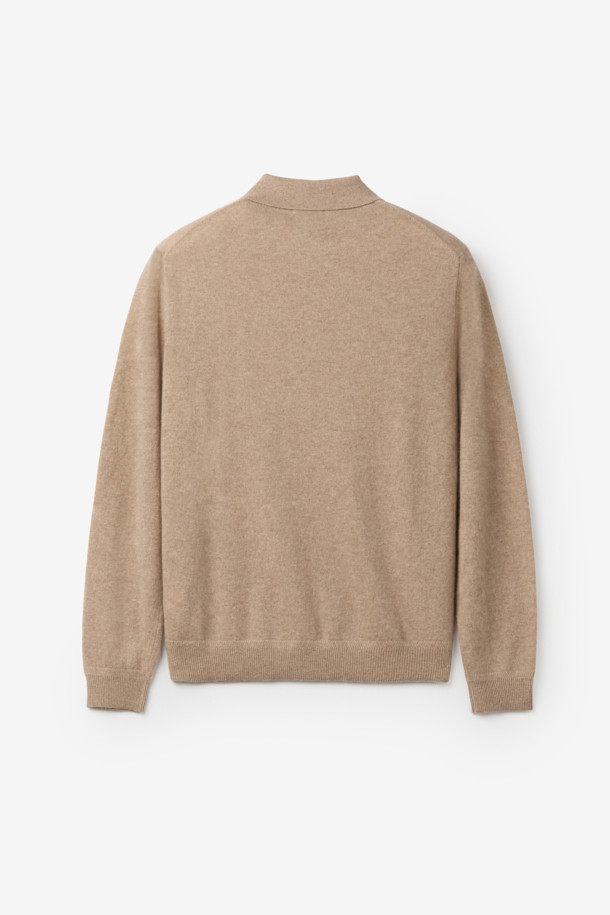 [아놀] 마일드 캐시미어100 카라넥 니트는 부드러운 촉감의 캐시미어 100% 소재로 제작되어 가을, 겨울 시즌에 따뜻하게 착용할 수 있습니다. 베이직하고 클래식한 스타일의 레귤러핏 니트로, 출근룩, 비즈니스 캐주얼, 모임룩 등 다양한 TPO에 활용 가능합니다. 차이나칼라 디자인과 긴 소매, 두꺼운 두께감으로 보온성을 높였으며, 버튼 디테일과 리브 마감으로 완성도를 더했습니다. 미니멀한 디자인으로 어떤 스타일에도 쉽게 매치하여 클래식한 무드를 연출할 수 있습니다.
