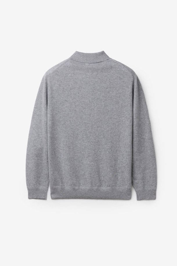 [아놀] 마일드 캐시미어 100 카라넥 니트는 부드러운 촉감과 뛰어난 보온성을 자랑하는 캐시미어 100% 소재의 니트입니다. 가을과 겨울에 어울리는 두꺼운 두께감으로, 베이직하고 미니멀한 스타일을 연출합니다. 레귤러핏으로 제작되었으며, 카라넥 디자인과 버튼 디테일이 특징입니다. 출근룩, 모임룩, 데이트룩 등 다양한 TPO에 활용 가능하며, 클래식, 미니멀, 캐주얼 스타일을 즐기는 분들께 추천합니다. 색상은 세련된 그레이 컬러로, 어떤 옷에도 쉽게 매치할 수 있습니다.
