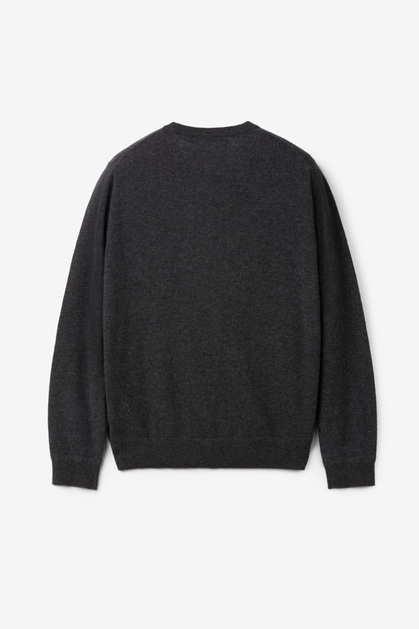 [아놀] 마일드 캐시미어100 크루넥 니트는 부드러운 촉감과 따뜻함을 선사하는 두꺼운 두께의 니트입니다. 캐시미어 100% 소재로 제작되어 고급스러운 착용감을 느낄 수 있으며, 베이직하고 미니멀한 스타일로 출근룩을 포함한 다양한 일상에 잘 어울립니다. 레귤러 핏에 긴소매, 크루넥 디자인으로 제작되었으며, 차콜그레이 컬러의 무지 패턴으로 어떤 하의와도 매치하기 용이합니다. 밑단은 리브 마감 처리하여 늘어짐 없이 깔끔하게 착용 가능합니다. 가을, 겨울 시즌에 따뜻하고 세련된 스타일을 연출해보세요.
