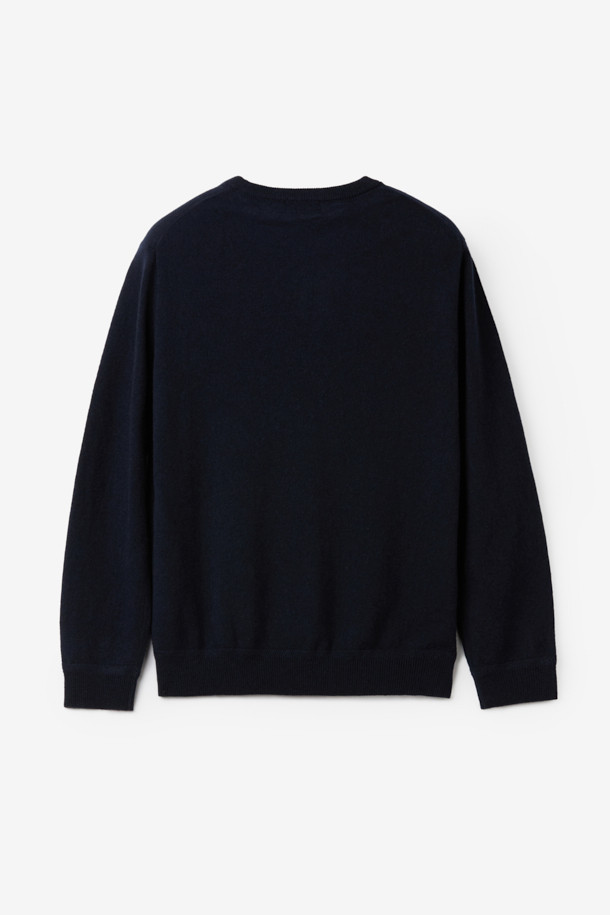 [아놀] 마일드 캐시미어100 크루넥 니트는 부드러운 촉감의 캐시미어 100% 소재로 제작되어 가을과 겨울에 따뜻하게 착용할 수 있습니다. 베이직하고 미니멀한 스타일의 네이비 컬러 무지 니트로, 레귤러 핏과 긴 소매 기장, 크루넥 디자인이 특징입니다. 출근룩과 모임룩 모두에 잘 어울리며, 클래식, 미니멀, 캐주얼 등 다양한 스타일을 연출할 수 있습니다. 두꺼운 두께감으로 보온성을 높였으며, 리브(Rib) 마감으로 깔끔한 실루엣을 완성했습니다.
