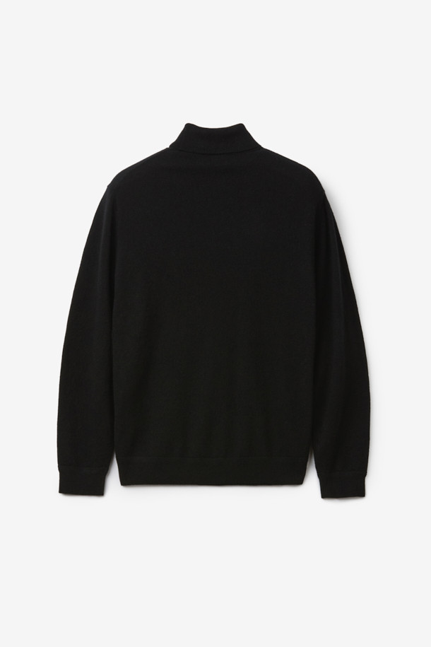 [아놀] 마일드 캐시미어100 터틀넥 니트는 부드러운 촉감의 캐시미어 100% 소재로 제작되어 가을과 겨울에 따뜻하게 착용하기 좋습니다. 베이직하고 미니멀한 디자인으로, 다양한 스타일 연출이 용이하며 출근룩, 모임룩 등 TPO에 맞춰 활용할 수 있습니다. 레귤러 핏에 긴소매, 높은 터틀넥 디자인으로 세련된 느낌을 더하며, 끝단 리브 마감으로 깔끔함을 더했습니다. 접거나 주름지게 연출하여 개성 있는 스타일을 완성할 수 있습니다. 블랙 색상의 무지 디자인으로 어떤 옷에도 쉽게 매치할 수 있습니다.
