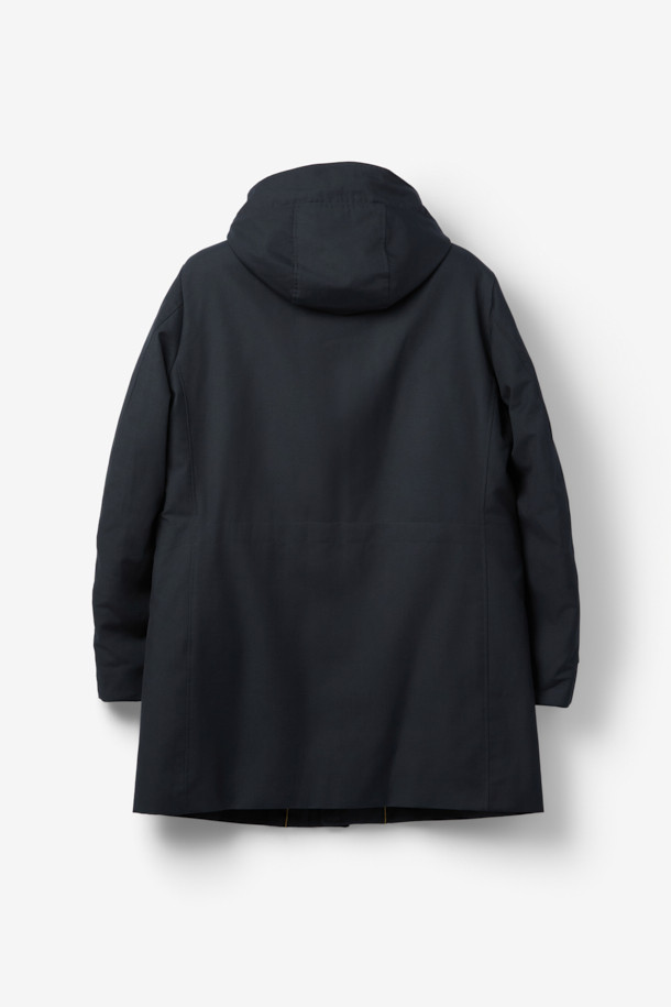 무레르(MOORER) 엘슨 3웨이 트렌치코트 다운은 남성용 아우터로, 클래식한 디자인과 뛰어난 보온성을 자랑합니다. 봄, 가을, 겨울 세 계절 모두 착용 가능하며, 일상 및 출근룩, 비즈니스 캐주얼, 모임룩 등 다양한 TPO에 활용할 수 있습니다. 롱 기장에 레귤러 핏으로 제작되었으며, 무지 패턴의 블랙 컬러로 시크하고 미니멀한 스타일을 연출합니다. 3웨이 디자인으로 분리형 이너와 다운 충전재를 사용하여 보온성을 극대화했으며, 버튼 여밈 방식과 긴 소매 기장으로 세련된 마무리를 더했습니다.
