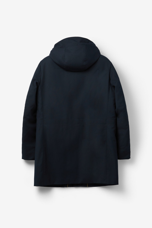 무레(MOORER) 엘슨 3웨이 트렌치코트 다운 네이비는 가을과 겨울, 출근룩과 비즈니스 캐주얼에 적합한 남성용 아우터입니다. 클래식하고 미니멀한 스타일의 이 트렌치코트는 레귤러 핏에 레귤러 기장으로, 무지 패턴의 네이비 컬러가 특징입니다. 버튼 여밈 방식과 긴 소매 디자인에, 탈부착 가능한 이너와 구스다운 충전재를 사용하여 보온성과 경량성을 동시에 갖췄습니다. 3웨이 디자인으로 다양한 스타일 연출이 가능하며, 일상에서 폭넓게 활용할 수 있습니다. 나일론 소재로 제작되어 튼튼하며, 세련된 디자인으로 완성도를 높였습니다.
