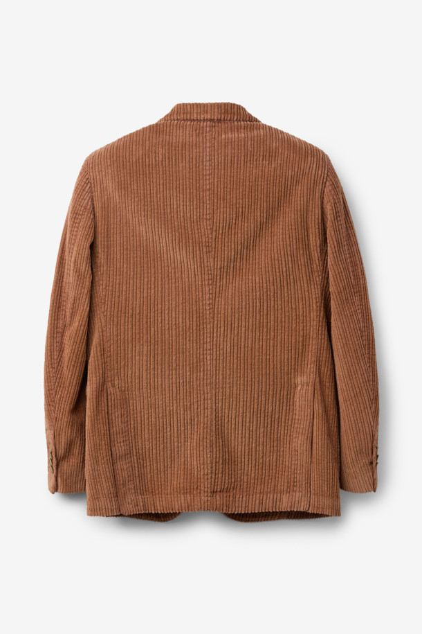 SANTANIELLO(산타니엘로) 볼드 코듀로이 재킷입니다. 짙은 브라운 컬러의 부드러운 코듀로이 소재로 제작되어 가을, 겨울 시즌 따뜻하고 포근하게 착용할 수 있습니다. 레귤러 핏에 싱글 버튼 여밈 방식, 긴 소매 기장으로 캐주얼하고 클래식한 분위기를 연출합니다. 출근룩과 모임룩 모두 활용 가능하며, 무지 디자인으로 미니멀한 스타일을 즐기는 분들께 추천합니다. 두꺼운 두께감으로 보온성을 높였습니다.
