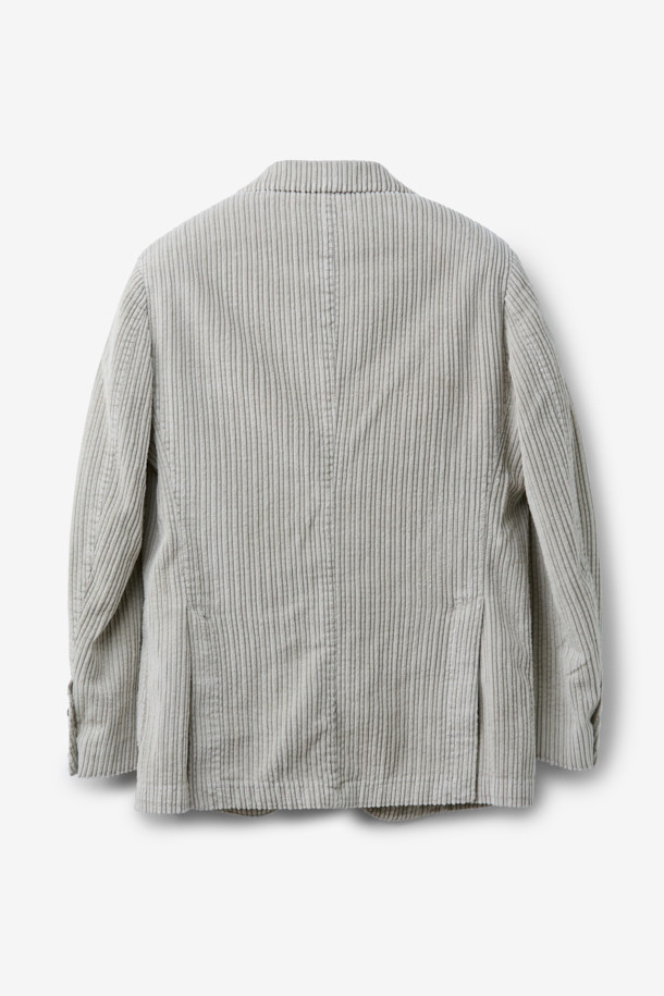 **SANTANIELLO(산타니엘로) 볼드 코듀로이 재킷**은 남성용 자켓으로, 캐주얼, 클래식, 미니멀 스타일을 모두 아우르는 매력적인 아이템입니다. 봄, 가을에 착용하기 적합하며, 출근룩으로도 활용할 수 있습니다. 그레이 컬러의 레귤러핏 자켓으로, 볼드한 코듀로이 원단과 싱글 버튼 디테일이 특징입니다. 두께감 있는 코듀로이 소재는 뻣뻣한 촉감을 선사하며, 긴 소매 기장으로 제작되었습니다. 
