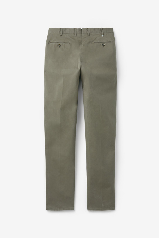 PT 토리노(PT TORINO) 4시즌 코튼 치노 팬츠는 남성용 바지로, 베이지와 카키 두 가지 색상으로 출시되었습니다. 봄, 여름, 가을, 겨울 사계절 모두 착용 가능하며, 일상 및 출근룩, 비즈니스 캐주얼에 적합합니다. 슬림핏으로 제작되었으며, 면 소재를 사용하여 편안한 착용감을 제공합니다. 가랑이 부분 덧댐 안감과 수선 여유분 설계, 뛰어난 신축성으로 활동성을 높였습니다. 베이직, 캐주얼, 클래식, 미니멀 스타일을 즐기는 남성에게 적합한 아이템입니다.
