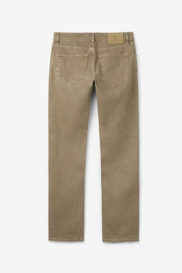 PT 토리노(PT TORINO) 5포켓 데님은 베이직하고 캐주얼한 스타일을 연출하는 남성용 데님 팬츠입니다. 사계절 모두 착용 가능하며, 출근룩이나 비즈니스 캐주얼에도 잘 어울립니다. 레귤러핏과 스트레이트 핏으로 제작되어 편안한 착용감을 제공하며, 무지 디자인으로 다양한 상의와 손쉽게 매치할 수 있습니다. 면과 데님 소재를 사용하여 내구성과 활동성을 높였으며, 5포켓 디자인으로 실용성을 더했습니다. 미니멀하고 클래식한 스타일을 선호하는 분들께 추천합니다.
