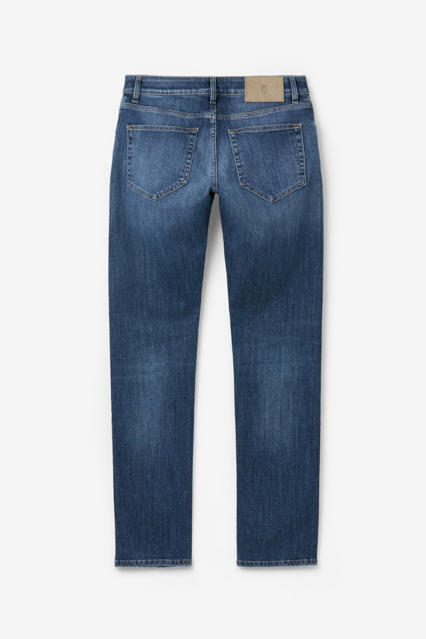 PT 토리노 코튼 캐시미어 데님은 부드러운 촉감과 보온성을 갖춘 남성용 데님 팬츠입니다. 빈티지하면서도 캐주얼한 스타일을 연출하며, 레귤러핏으로 편안한 착용감을 선사합니다. 면과 캐시미어 혼방 소재로 제작되어 겨울철에도 따뜻하게 입을 수 있습니다. 워싱 디테일이 돋보이는 블루 컬러의 무지 디자인으로, 다양한 상의와 손쉽게 매치할 수 있습니다. 캐주얼, 클래식, 미니멀 스타일을 즐겨 입는 남성에게 추천합니다.
