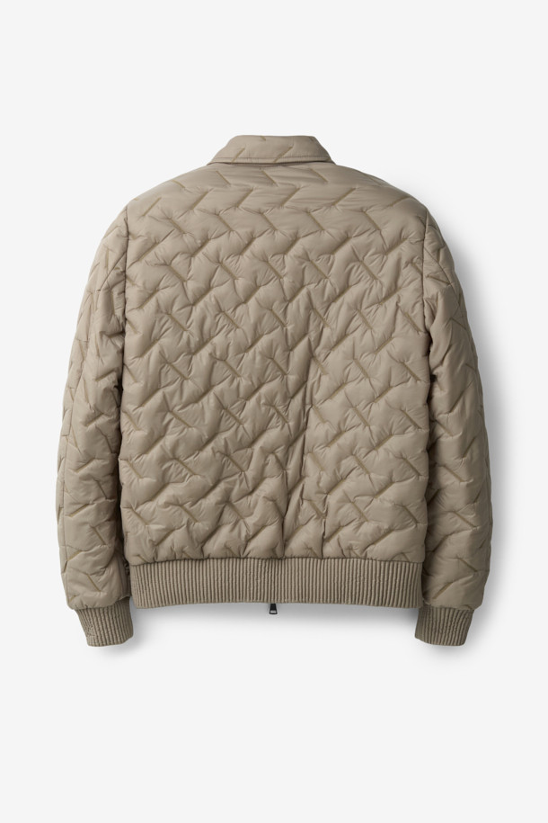 COSTUMEIN(코스튬인) 톰 퀼티드 점퍼는 남녀 모두 착용 가능한 캐주얼, 미니멀 스타일의 점퍼입니다. 퀼팅 처리된 베이지 컬러의 두꺼운 두께감으로 가을, 겨울 시즌에 적합하며, 출근룩으로 활용하기 좋습니다. 레귤러핏에 집업 여밈 방식이며, 긴 소매와 립 디테일이 특징입니다. 크롭 기장으로 세련된 핏을 연출하며, 다양한 스타일과 매치하여 클래식한 무드를 더할 수 있습니다.
