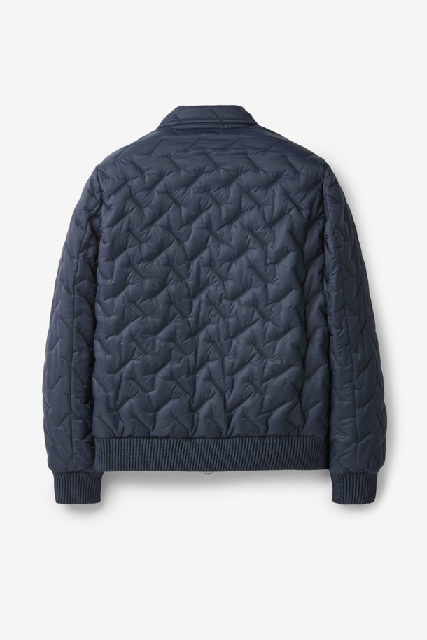 COSTUMEIN (코스튬인) 톰 퀼티드 점퍼는 남녀 모두 착용 가능한 캐주얼하고 미니멀한 스타일의 점퍼입니다. 봄, 가을에 어울리는 얇은 두께감과 가벼운 착용감으로 일상, 출근룩, 산책룩 등 다양한 TPO에 활용하기 좋습니다. 네이비 컬러의 퀼팅 패턴이 특징이며, 레귤러 핏과 긴 소매, 립 디테일이 편안하고 세련된 분위기를 연출합니다. 집업 스타일로 간편하게 착용 가능하며, 경량 소재로 제작되어 활동성을 높였습니다.
