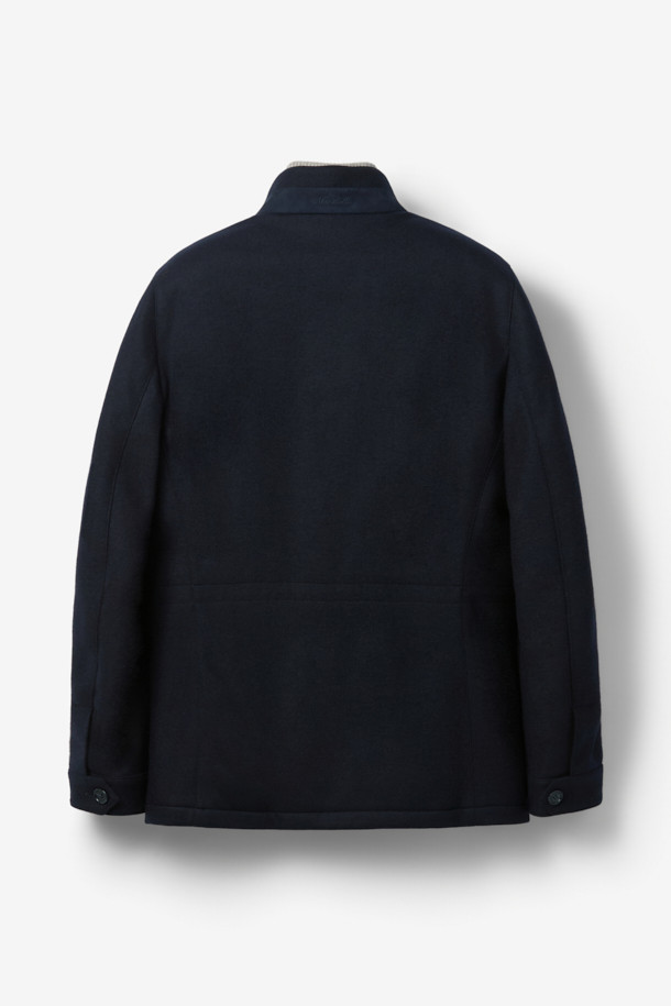 Mandelli(만델리) 캐시미어 4포켓 구스 다운은 남성용 겨울 아우터로, 일상과 TPO(출근룩, 비즈니스 캐주얼, 모임룩) 모두에 잘 어울리는 클래식하고 미니멀한 스타일을 연출합니다. 네이비 컬러의 무지 디자인에 레귤러핏으로 제작되었으며, 두꺼운 두께감과 부드러운 캐시미어 소재를 사용하여 고급스러운 촉감을 선사합니다. 4포켓 디자인과 버튼 여밈 방식으로 클래식한 멋을 더했으며, 긴 소매 기장과 구스다운 충전재로 보온성을 높였습니다. 럭셔리한 외관을 자랑하며, 겨울철 스타일과 보온성을 동시에 만족시키는 아이템입니다.
