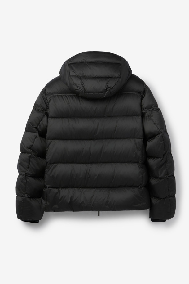 무레(MOORER) 브렛 후디 푸퍼 다운은 겨울철 캐주얼 스타일을 위한 필수 아이템입니다. 오버핏으로 제작되어 편안한 착용감을 선사하며, 후드와 볼륨감 있는 디자인이 돋보입니다. 무지 블랙 컬러와 숏 기장으로 어떤 옷에도 쉽게 매치할 수 있습니다. 보온성이 뛰어난 구스다운 소재를 사용하여 추운 날씨에도 따뜻하게 몸을 보호해 줍니다. 집업 여밈 방식과 긴 소매는 활동성을 더하며 부드러운 촉감으로 편안함을 더합니다.
