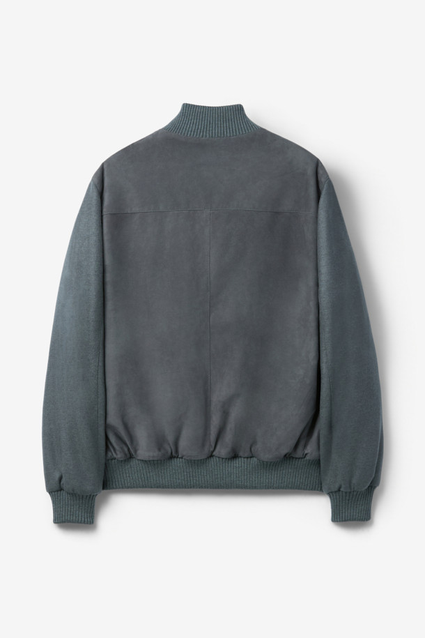 Mandelli(만델리) 스웨이드 캐시미어 져지는 부드러운 촉감과 두꺼운 두께감으로 가을, 겨울철 따뜻하게 착용하기 좋은 남성 블루종입니다. 클래식하고 미니멀한 디자인에 그레이 컬러, 무지 패턴으로 어떤 스타일에도 잘 어울립니다. 레귤러핏으로 제작되었으며, 져지 소매와 염소가죽을 사용하여 고급스러움을 더했습니다. 집업 스타일이며, 출근룩, 비즈니스 캐주얼, 모임룩 등 다양한 TPO에 활용할 수 있습니다. 
