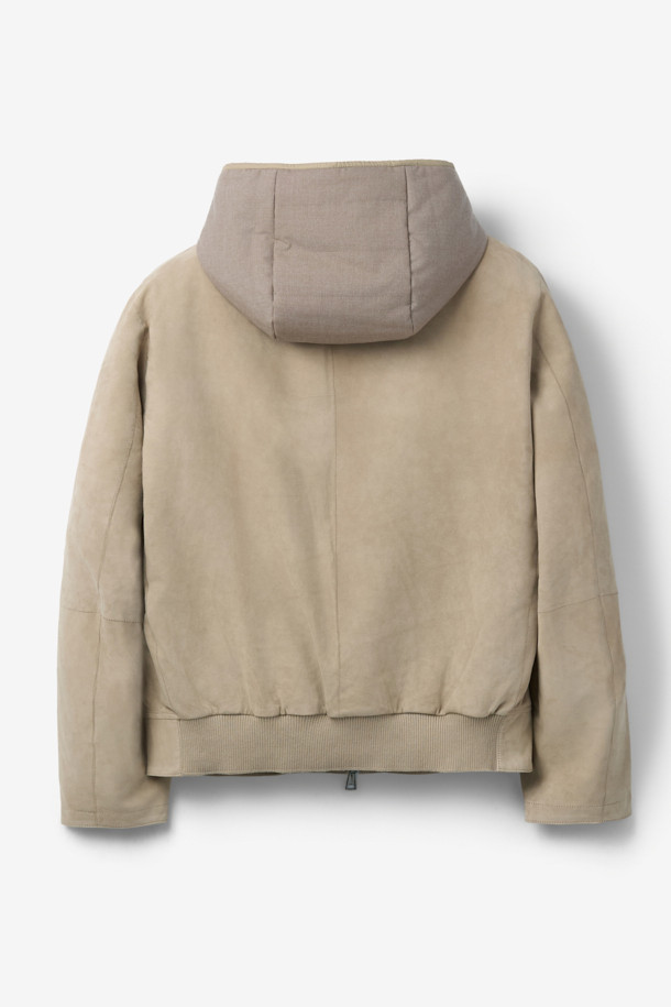 GALLOTTI(갈로티) 스웨이드 패딩 후디 아우터는 가을과 겨울에 따뜻하게 착용할 수 있는 남성용 점퍼입니다. 부드러운 스웨이드와 양가죽 소재로 제작되어 고급스러운 촉감을 선사하며, 레귤러핏으로 편안한 착용감을 제공합니다. 캐주얼 스타일의 무지 디자인에 후드, 긴소매, 집업 여밈 방식이 적용되어 실용성을 더했습니다. 두꺼운 두께감과 패딩 안감으로 보온성을 높였으며, 미니멀하고 클래식한 스타일을 연출하기 좋습니다. 베이지 컬러로 다양한 스타일에 매치하기 용이합니다.
