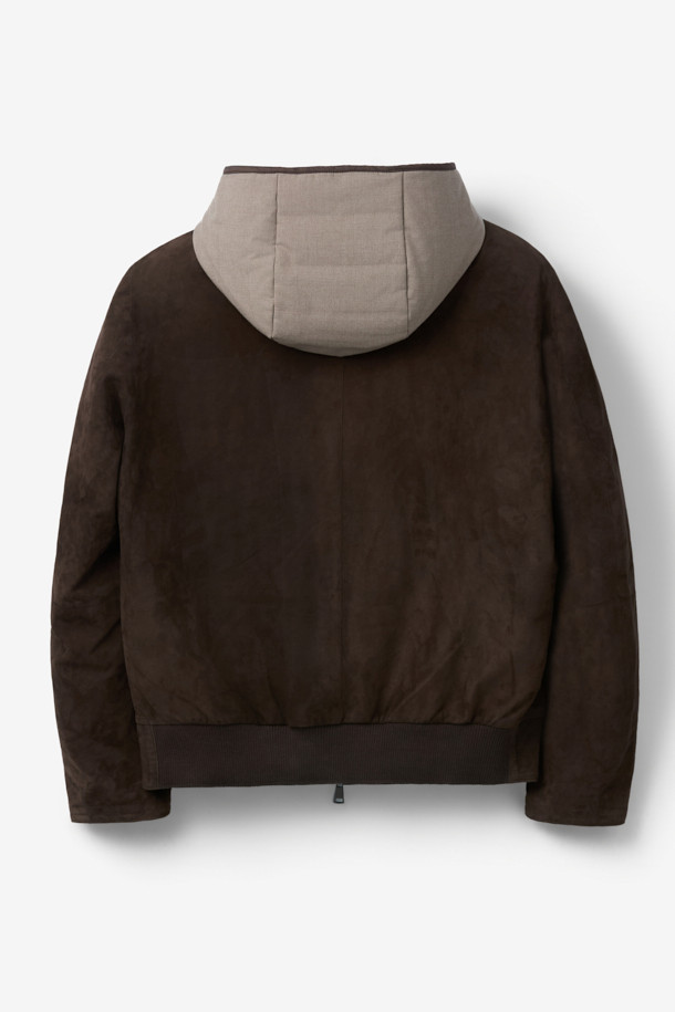 GALLOTTI(갈로티) 스웨이드 패딩 후디 아우터는 부드러운 스웨이드 소재와 두꺼운 두께감으로 가을, 겨울철 따뜻함을 선사하는 여성용 점퍼입니다. 캐주얼한 무드의 브라운 컬러 무지 디자인에 긴 소매와 후드, 집업 여밈 방식으로 편안함을 더했습니다. 레귤러핏 크롭 기장으로 활동성을 높였으며, 여행룩과 캠핑룩, 캐주얼, 미니멀, 클래식 스타일 연출에 활용하기 좋습니다. 안감과 패딩 충전재로 보온성을 강화하여 추운 날씨에도 따뜻하게 착용할 수 있습니다.
