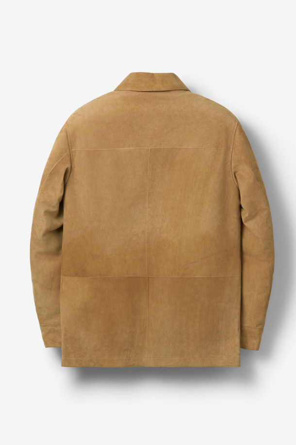 GALLOTTI(갈로티) 스웨이드 초어 재킷 카멜은 가을과 겨울, 당신의 품격을 높여줄 남성용 아우터입니다. 부드러운 스웨이드와 고급스러운 양가죽 소재로 제작되어 따뜻함과 편안한 착용감을 선사합니다. 클래식하고 베이직한 디자인에 카멜 컬러가 더해져 출근룩, 비즈니스 캐주얼, 모임룩 등 다양한 TPO에 활용 가능합니다. 레귤러핏, 싱글 버튼 여밈, 포켓 디테일이 돋보이며, 미니멀하고 시크한 스타일을 연출하기 좋습니다. 두꺼운 두께감과 패딩 안감으로 추운 날씨에도 따뜻하게 몸을 보호해 줍니다.
